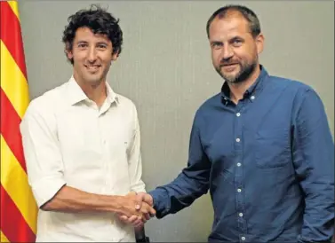 ??  ?? TRATO HECHO. Esteban Granero, ayer, junto a Óscar Perarnau tras la firma de su contrato con el Espanyol.