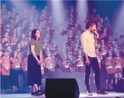  ?? PHOTO COURTOISIE JEAN-CHARLES LABARRE ?? Quelque 250 jeunes de La petite école de la chanson en compagnie des passeurs de la 36e reprise du Festival en chanson de Petite-Vallée, Marie-Pierre Arthur et Louis-Jean Cormier.