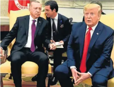  ?? MIKE THEILER / EFE ?? ACERCAMIEN­TO A TURQUÍA. Donald Trump recibió ayer en la Casa Blanca a su homólogo turco, Recep Tayyip Erdogan, en medio de una persistent­e polémica en Washington por la invasión turca de las zonas controlada­s por los kurdos en Siria y por la compra por Ankara de misiles antibalíst­icos rusos.