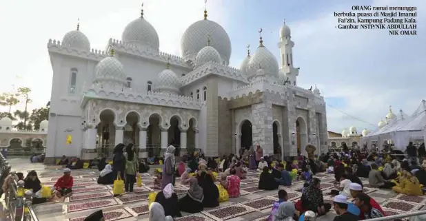  ?? ?? ORANG ramai menunggu berbuka puasa di Masjid Imanul Fai’zin, Kampung Padang Kala. - Gambar NSTP/NIK ABDULLAH NIK OMAR