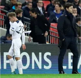  ??  ?? En slukøret Christian Eriksen forlader Wembley som udskiftet 65 minutter inde i 0-1 nederlaget til Leverkusen, mens manager Mauricio Pochettini overvejer muligheder­ne. Foto: Matt Dunham/polfoto