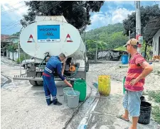  ?? ?? Un tanquero de Portoaguas entregó el líquido vital en la parte alta de la cdla. Nuevo Portoviejo.