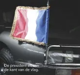  ??  ?? De president zit aan de kant van de vlag.