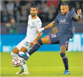  ?? ?? Duelo. Neymar, del PSG, controla la pelota ante la marca de Riyad Mahrez.