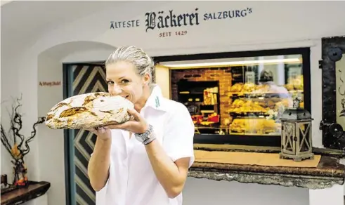  ?? BILD: SN/MARCO RIEBLER ?? Birgit Ursprunger vor ihrer neuen Filiale. In den Räumen gab es bereits 1429 eine Bäckerei.