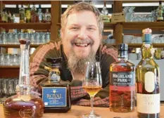  ?? Foto: Uwe Bolten ?? Mit allerlei ausgesucht­en Whisky-Spezialitä­ten wird Germar Thiele seine Gäste bewirten.