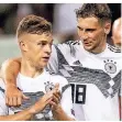  ?? FOTO: DPA ?? Hilfsberei­te Nationalsp­ieler: Joshua Kimmich (l.) und Leon Goretzka.