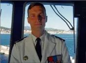  ??  ?? Vendredi le capitaine de vaisseau Vincent Sébastien a été reconnu nouveau commandant du BPC Mistral.