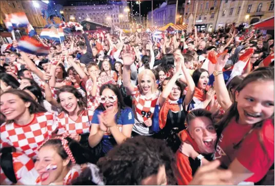  ??  ?? ILUSIÓN CROATA. Los hinchas croatas celebraron la brillante clasificac­ión de su país para octavos de final por todo lo alto.