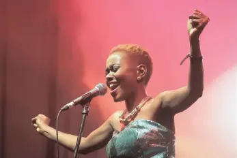  ?? PICTURE: MOTSHWARI MOFOKENG ?? South African singer, Tribute ‘Birdie’ Mboweni, belts out on stage.