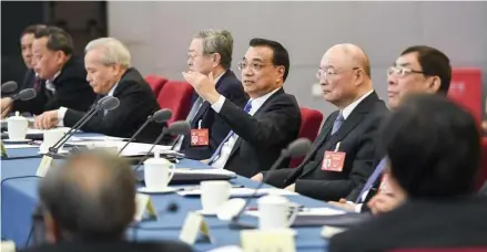  ??  ?? Chinese Premier Li Keqiang (middle) joins a panel discussion with political advisors from economic and agricultur­al sectors.