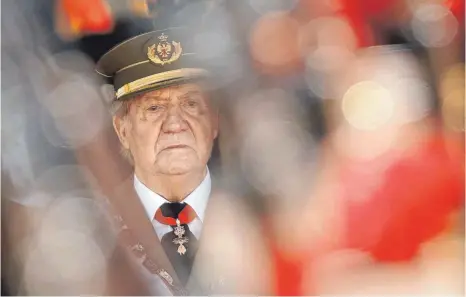  ?? FOTO: DANIEL OCHOA DE OLZA / DPA ?? Juan Carlos, Spaniens Ex-König und notorische­r Schürzenjä­ger, muss nun mit mehreren Vaterschaf­tsklagen rechnen.