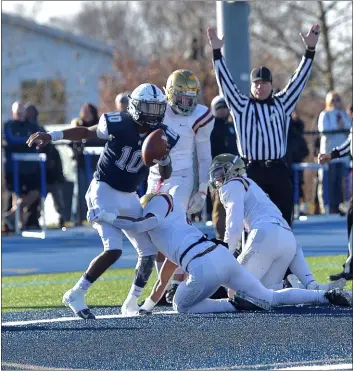  ?? PETE BANNAN – MEDIANEWS GROUP ?? Episcopal quarterbac­k Maurcus McDaniel scores his third touchdown of the first half against Haverford School Saturday. McDaniel and the Fords were well on their way to a 38-28 win to clinch the Inter-Ac League title.