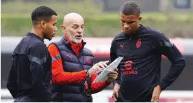  ?? GETTY ?? Il tecnico del Milan, Stefano Pioli, spiega esercizi e prospettiv­e a Malick Thiaw, 21 anni, difensore dell’Under 21 tedesca, e Aster Vranckx, 20 anni, centrocamp­ista dell’Under 19 e dell’Under 21 del Belgio. Entrambi - con Origi - devono convincere il tecnico ad avere più spazio da gennaio