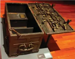  ??  ?? Caja de caudales del siglo XVI o XVII. Museo Histórico Militar de Sevilla. Fotos: M. González.