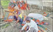  ?? PTI ?? ■ Workers ready BJP flags in Cooch Behar on Thursday