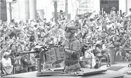  ?? SERGIO VÁZQUEZ /LA PRENSA ?? calles
Miles de personas disfrutaro­n el paso de las Fuerzas Armadas