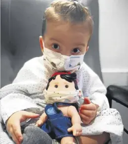  ?? EL PERIÓDICO ?? El pequeño Víctor, recién trasplanta­do, con su muñeco ‘Nupancito’.