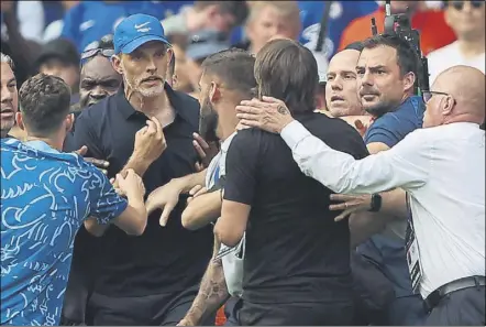  ?? Foto: AP ?? Thomas Tuchel y Antonio Conte tuvieron que ser separados ayer en Stamford Bridge