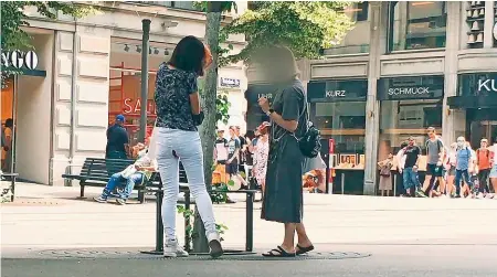  ??  ?? 20 Minuten wollte wissen, ob Passantinn­en und Passanten die Frau auf ihre Hose aufmerksam machen würden. 20MIN/TAREK EL SAYED