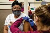  ?? Jessica Phelps / Staff photograph­er ?? Catina Durrell gets a COVID-19 shot from a University Health medical assistant at the Wonderland of the Americas mall last month.