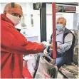  ?? FOTO: SWN ?? Stadtwerke-geschäftsf­ührer Stephan Lommetz verteilte am Montagmorg­en Schutzmask­en im Bus.