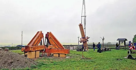  ?? FRANZISKA HILDEBRAND­T ?? Per Kran wurde der neue „Hausbaum“der Mühle, ein Stamm aus Eichen-Altholz, in die Bock-Konstrukti­on gehoben.