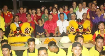  ??  ?? Hua Sying (seated, centre) and his wife, on his right, join (seated, from right) Yiap, Chiew, Chua, Thu Fook and Dr Sia at the gathering.