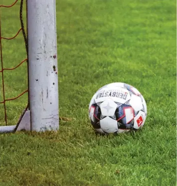  ??  ?? Derzeit ruht der Ball bei den U19-Fußballeri­nnen des TSV Friedberg. Dennoch hat sich die Mannschaft etwas einfallen lassen, um in der Zwangspaus­e fit zu bleiben. Symbolfoto: Sebastian Richly