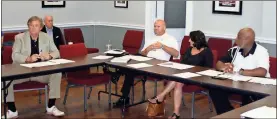  ?? / Doug Walker ?? Developer Wayne Robinson (from left at table) explains part of his plans for a mixed-use residentia­l/retail developmen­t on West Third Street to City Manager Sammy Rich, and Commission­ers Evie McNiece and Bill Collins. Sam Moss, seated against wall came...