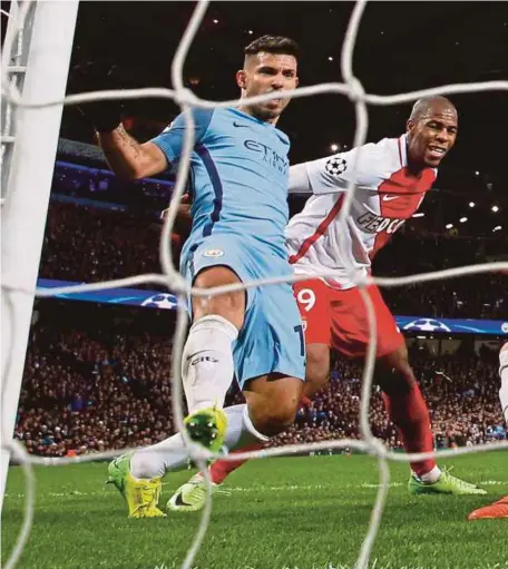  ??  ?? Aguero (kiri) berjaya menjaringk­an gol bantu Manchester City benam Monaco 5-3 di Stadium Etihad, semalam.