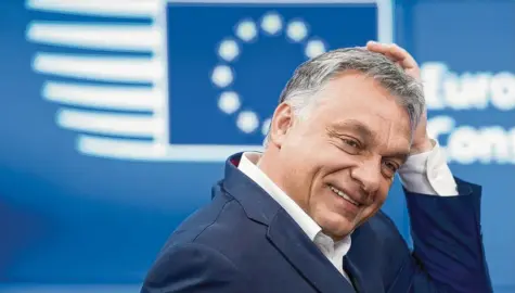  ?? Foto: Wiktor Dabkowski, dpa ?? Hat er diesmal den Bogen überspannt? Viktor Orbán könnte mit der CSU einen wichtigen Unterstütz­er verlieren.