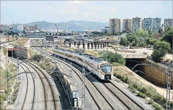  ?? ANA JIMÉNEZ ?? En movimiento. Las máquinas están presentes en la gran brecha de la ciudad desde que se retomara el proyecto en enero