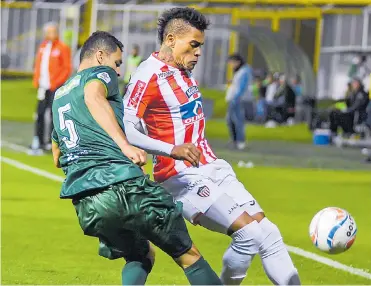  ?? JHONNY HOYOS Y COLPRENSA ?? El delantero uruguayo Jonatan Álvez trata de controlar un balón ante la marca de Francisco Nájera.