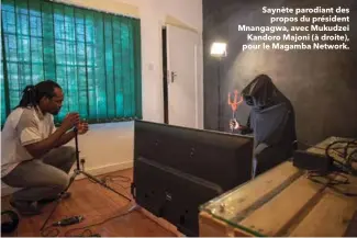  ??  ?? Saynète parodiant des
propos du président Mnangagwa, avec Mukudzei
Kandoro Majoni (à droite), pour le Magamba Network.