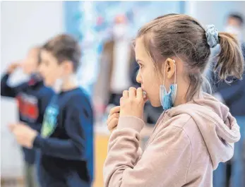  ?? FOTO: MATTHIAS BALK/DPA ?? Selbsttest­s könnten an Schulen nach den Osterferie­n im Südwesten Standard werden.