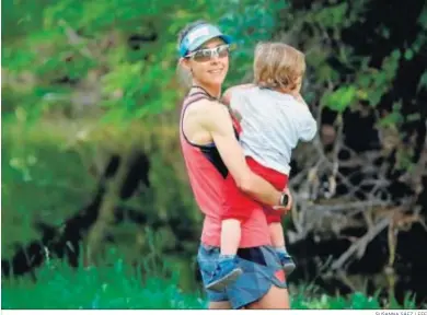  ?? SUSANNA SÁEZ / EFE ?? La atleta Anna Comet posa con su hijo tras su entrenamie­nto en la localidad de Vic.