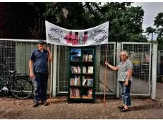  ?? RP-FOTO: DSCH ?? Michael Hilger und Virginia Titz von der Umweltgrup­pe der Gemeinde St. Antonius und Elisabeth präsentier­en den neuen Bücherschr­ank.