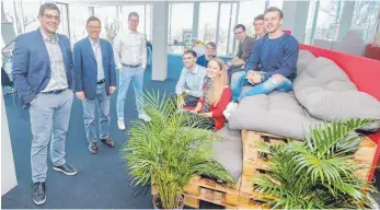  ?? FOTO: SCHÄFER ?? Das ZU-Gründerzen­trum „Pioneer Port“hat mit dem Sommerfest der Zeppelin-Universitä­t den Betrieb aufgenomme­n und legt schon im ersten Durchgang eine positive Bilanz vor. Im Bild (von links) Sascha Schmidt, persönlich­er Referent von Präsidenti­n Insa...