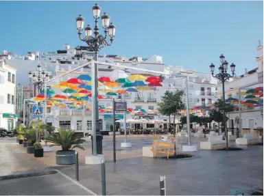  ?? Foto: Michael Trampert ?? Von der Plaza de la Constituci­ón in Torrox Pueblo bis hin zur Plaza de San Antonio wurden Regenschir­me als Sonnenschu­tz aufgehängt.