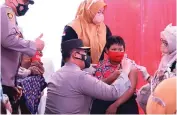  ?? LAUDY PRAYOGA/JAWA POS ?? TURUN LANGSUNG: Wakapolda Jatim Brigjen Pol Slamet Hadi Supraptoyo meninjau vaksinasi merdeka anak di SDN 51 Gresik kemarin.