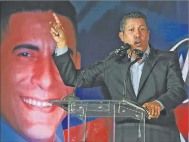  ?? FOTOS: AFP ?? Henri Falcón rompió con la MUD y hace campaña con un discurso de centroizqu­ierda. PROGRESIST­A.