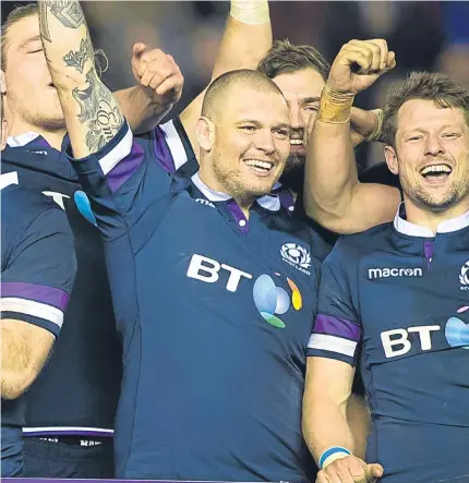  ?? SNS. ?? Above: Scotland captain John Barclay leads the post-match Calcutta Cup celebratio­ns; left: Huw Jones touches down for his second try of the afternoon.