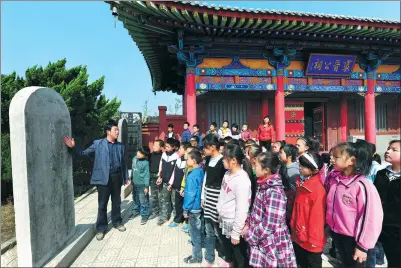  ?? PHOTOS PROVIDED TO CHINA DAILY ?? Pei Jianmin introduces the history and maxim of the Pei family to primary students from Yuncheng, Shanxi province, at the Pei family ancestral temple in Peibai village.