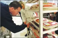  ?? BLOOMBERG ?? A shopper selects beef products at a supermarke­t in San Diego, California.