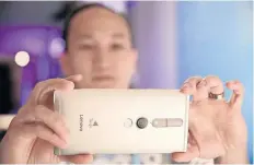  ??  ?? En México, la venta de los smartphone Lenovo continuará hasta agotarse los dispositiv­os distribuid­os; sólo en la India se seguirán comerciali­zando.