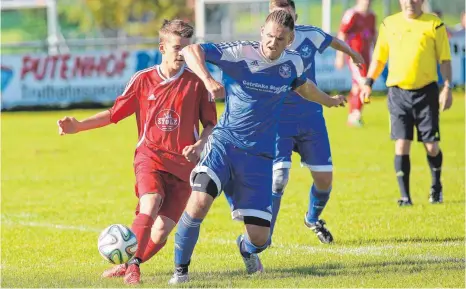  ?? FOTO: JOSEF KOPF ?? Der SV Gebrazhofe­n – im Bild eine Szene aus der Begegnung mit der TSG Rohrdorf – nimmt den zweiten Anlauf Richtung A-Liga.