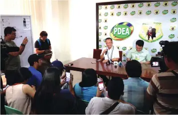  ?? JAY ROMMEL LABRA ?? PDEA Director General Isidro Lapena answers questions from the media during a press conference yesterday. With him is PDEA-7 director Yogi Felimon Ruiz.