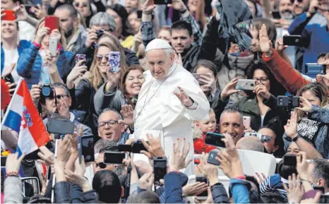  ?? FOTO: DPA ?? Gefeiert wie ein Popstar: Papst Franziskus fährt nach der Ostermesse im Papamobil über den Petersplat­z im Vatikan.