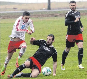  ?? FOTO: HKB ?? Der Hattinger SV (dunkle Trikots) will den heutigen Gegner nicht davonziehe­n lassen. Der HSV hofft gegen den Hegauer FV auf einen Heimsieg.